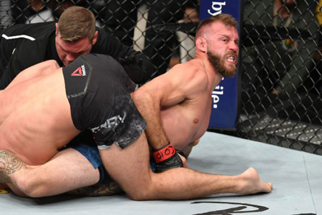 Tin nóng võ thuật 12/11: "Ông trùm UFC" chơi khăm nhà vô địch thế giới - 2