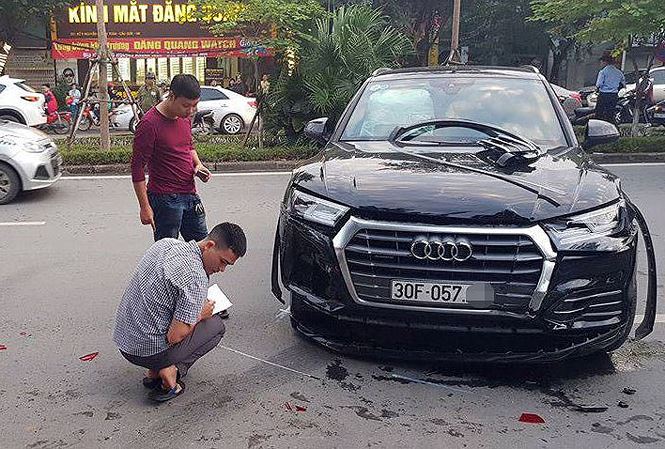 Tin mới vụ xe Audi lùi như tên bắn, húc văng người đi đường giữa Hà Nội - 1