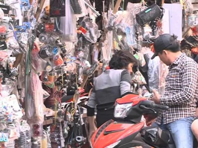 Thị trường - Tiêu dùng - Nghệ thuật mua phụ tùng ô tô, xe máy ở chợ Trời