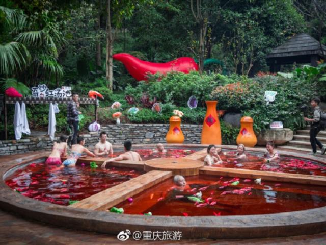 Du lịch - Tắm trong "nồi lẩu" tại bể bơi cực độc này