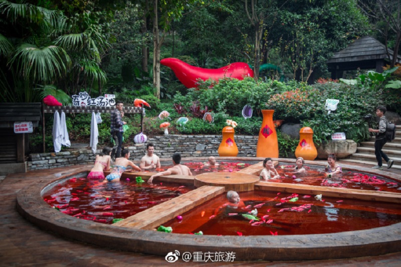 Tắm trong "nồi lẩu" tại bể bơi cực độc này - 2