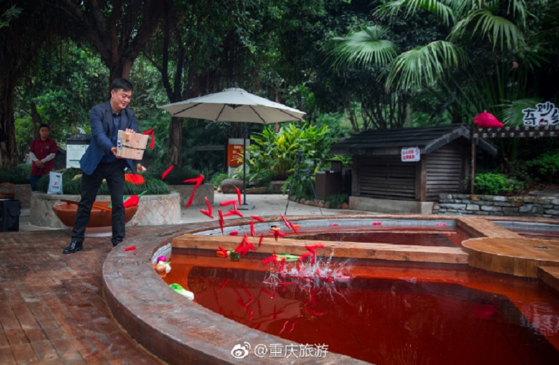 Tắm trong "nồi lẩu" tại bể bơi cực độc này - 5