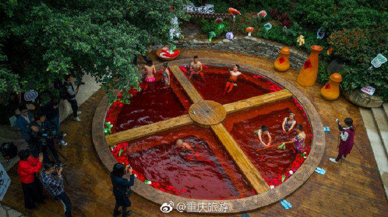 Tắm trong "nồi lẩu" tại bể bơi cực độc này - 3