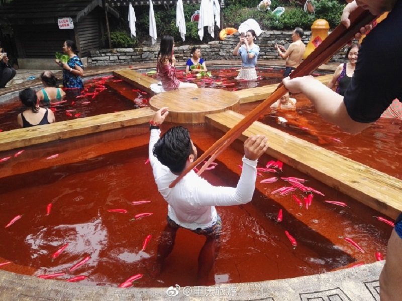 Tắm trong "nồi lẩu" tại bể bơi cực độc này - 6