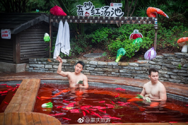 Tắm trong "nồi lẩu" tại bể bơi cực độc này - 7