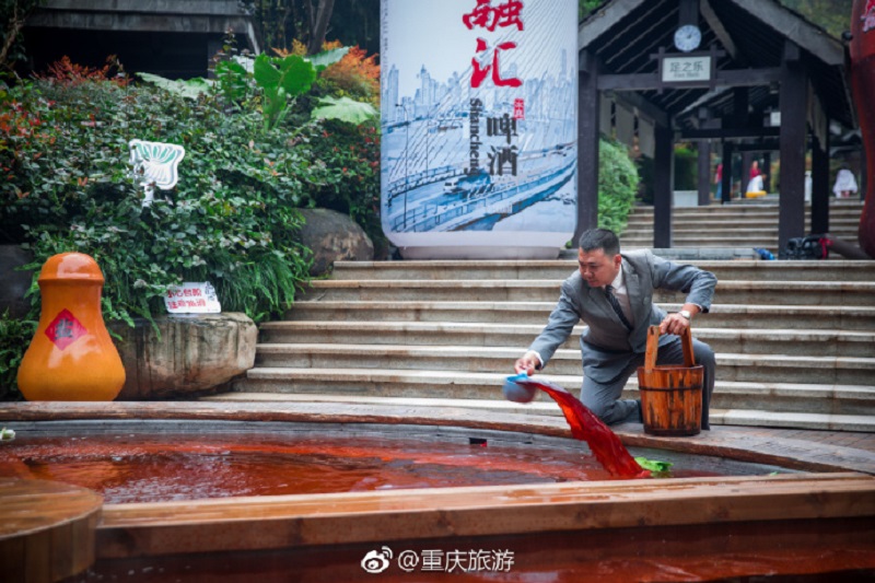 Tắm trong "nồi lẩu" tại bể bơi cực độc này - 4