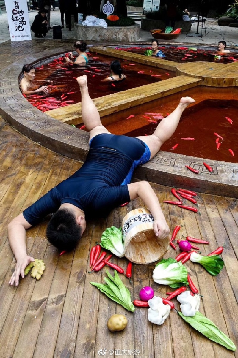 Tắm trong "nồi lẩu" tại bể bơi cực độc này - 8