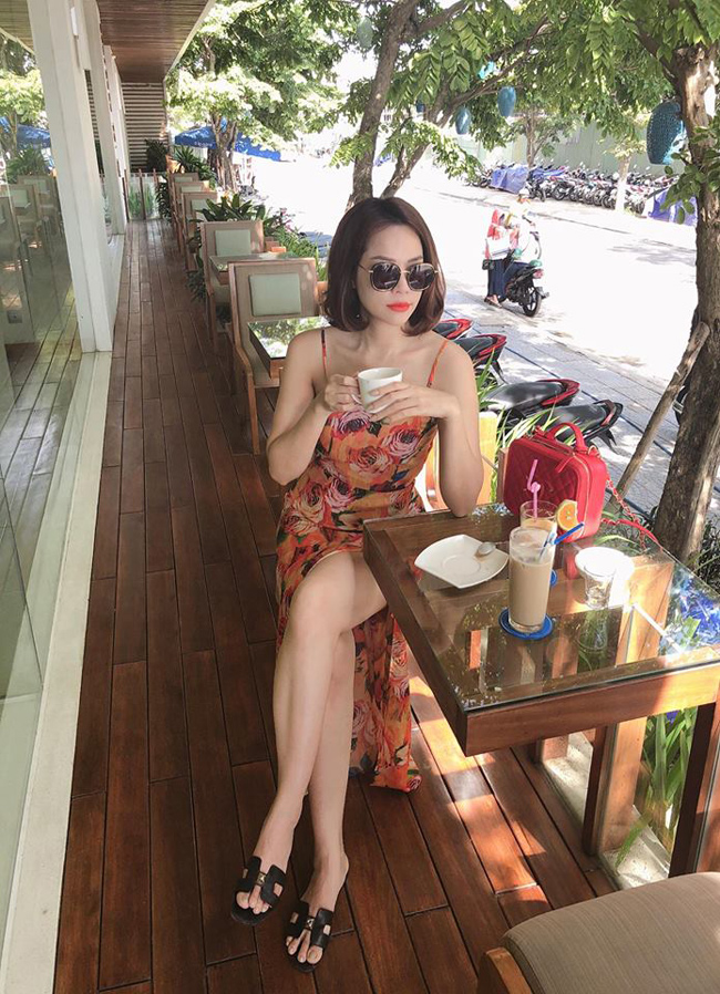 Tạo dáng sang chảnh khi đi uống cafe, Lan Phương chia sẻ cảm xúc "bình yên cuối tuần tại biển Mỹ Khê, Đà Nẵng".