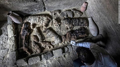 Ghê rợn hàng chục xác ướp mèo, bọ hung trong mộ cổ Ai Cập - 1