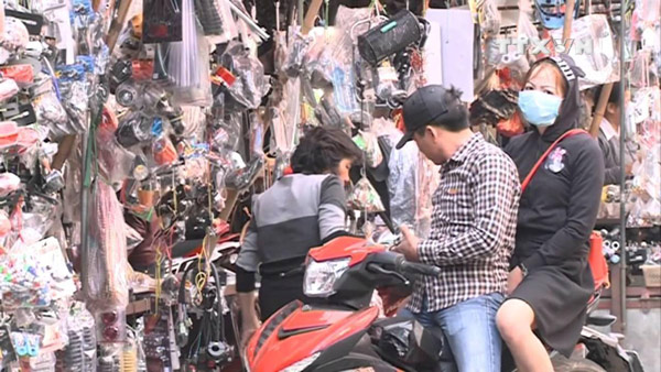 Nghệ thuật mua phụ tùng ô tô, xe máy ở chợ Trời - 1