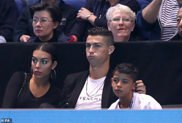 Ronaldo bùng nổ Juventus: Bất ngờ tới London, trổ tài cứu nguy bồ xinh - 4