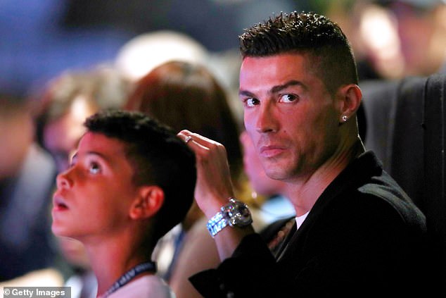 Ronaldo bùng nổ Juventus: Bất ngờ tới London, trổ tài cứu nguy bồ xinh - 5