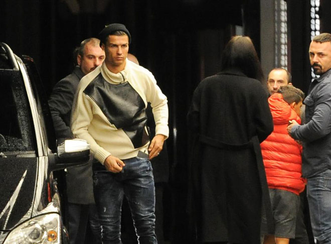 Ronaldo bùng nổ Juventus: Bất ngờ tới London, trổ tài cứu nguy bồ xinh - 2