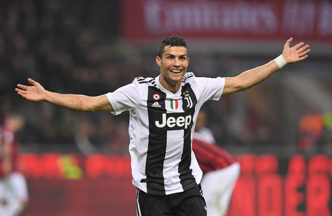 Ronaldo bùng nổ Juventus: Bất ngờ tới London, trổ tài cứu nguy bồ xinh - 1