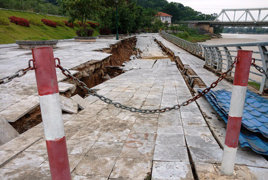 Đê kè trăm tỉ nứt toác, lún sâu - 1