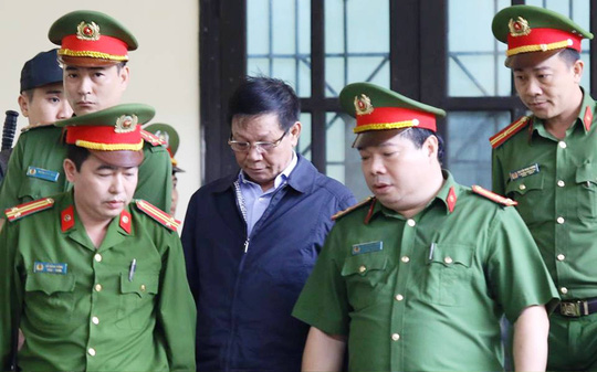 Ông Phan Văn Vĩnh mệt mỏi nghe VKS công bố cáo trạng buộc tội - 1