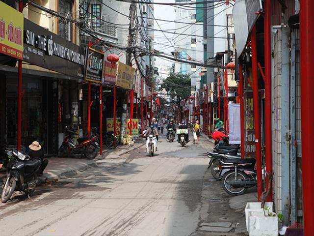 Tin tức trong ngày - Cận cảnh tuyến phố “đồng phục cột đỏ” có 1 không 2 ở Hà Nội