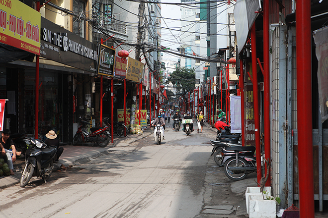 Cận cảnh tuyến phố “đồng phục cột đỏ” có 1 không 2 ở Hà Nội - 2