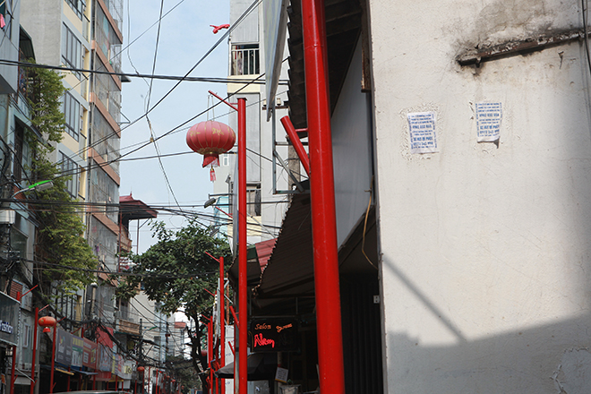 Cận cảnh tuyến phố “đồng phục cột đỏ” có 1 không 2 ở Hà Nội - 8