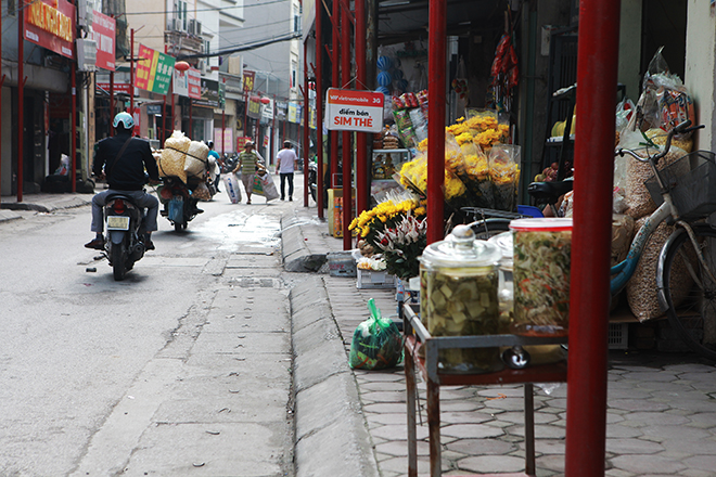 Cận cảnh tuyến phố “đồng phục cột đỏ” có 1 không 2 ở Hà Nội - 5