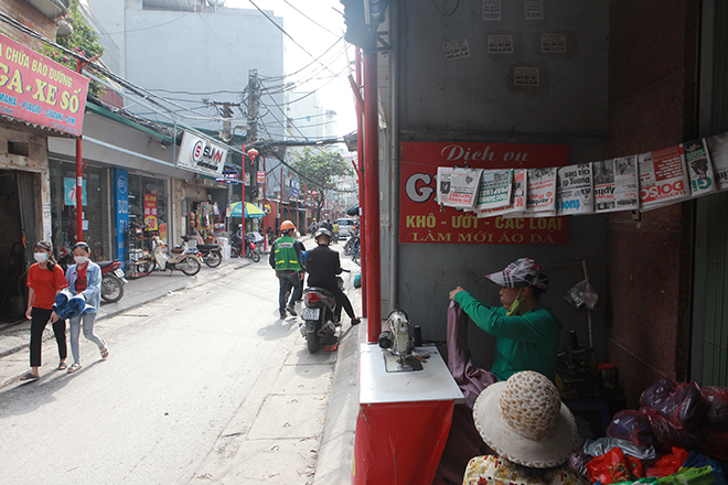 Cận cảnh tuyến phố “đồng phục cột đỏ” có 1 không 2 ở Hà Nội - 7