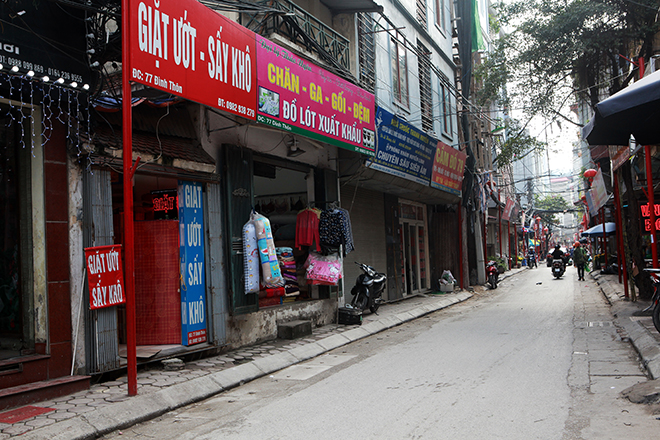 Cận cảnh tuyến phố “đồng phục cột đỏ” có 1 không 2 ở Hà Nội - 11