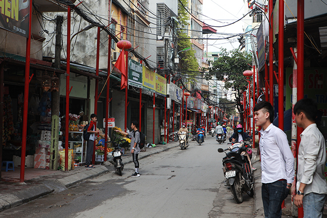 Cận cảnh tuyến phố “đồng phục cột đỏ” có 1 không 2 ở Hà Nội - 9