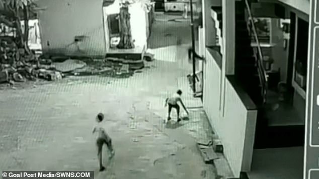 Ấn Độ: Bé trai rơi từ tầng 3 trúng người bạn và diễn biến không tưởng - 1