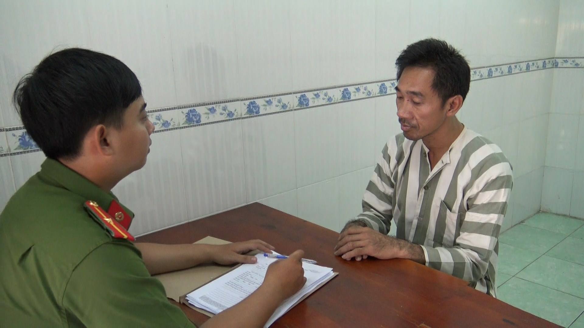 Cảnh sát khám phá bí mật trong chai nhựa của người đàn ông nước ngoài - 1