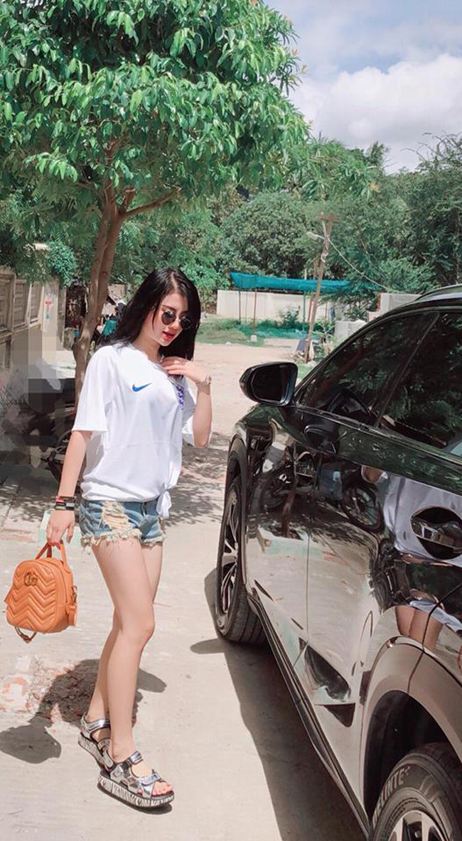 Đôi chân thon được khoe khéo mỗi khi Ko Ko diện jeans ngắn đi làm. Xế sang đợi sẵn cô nàng trước cửa.