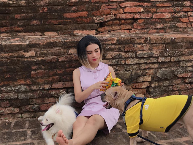 Ngoài công việc của một DJ kiêm trang điểm, cô còn có tình yêu và đam mê nuôi chó.