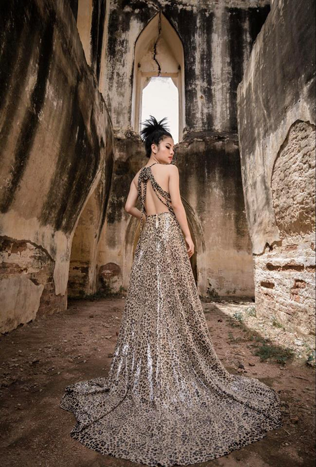 Với phong cách trang điểm hiện đại, váy dạ hội quyến rũ, nhiều người khó nhận ra được nữ DJ này.