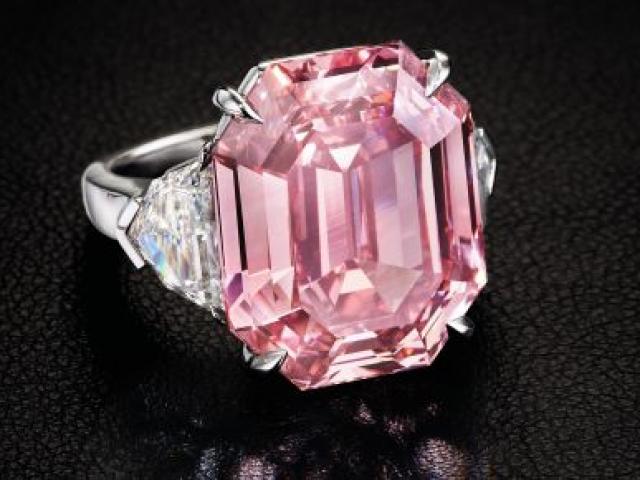 Ngắm viên kim cương hồng khổng lồ bán được hơn 1,1 nghìn tỷ đồng