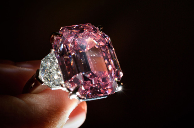 Ngắm viên kim cương hồng khổng lồ bán được hơn 1,1 nghìn tỷ đồng - 1