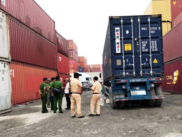 Tin tức trong ngày - Người đàn ông chết tức tưởi khi chạy xe sau container