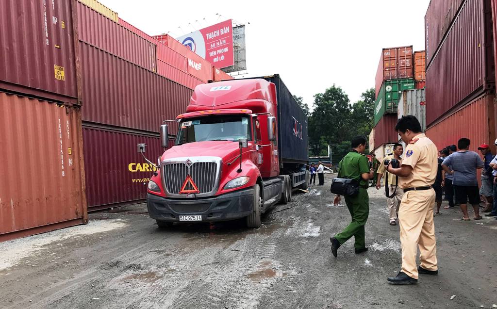 Người đàn ông chết tức tưởi khi chạy xe sau container - 1