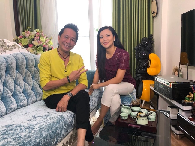 &#34;Nguồn tiền&#34; cho thú chơi siêu xe xa xỉ của Bảo Chung phần lớn đến từ những khoản lời buôn bất động sản. Anh cho hay, ban đầu chỉ mua 1 -2 căn để đó, thấy giá lên thì bán kiếm lời. Về sau có bà xã đứng ra kinh doanh nên anh làm lớn không ngờ rơi vào cảnh thất bại. Rơi vào cảnh vỡ nợ khiến anh suy sụp. Đúng lúc đó, nhận được lời mời của nghệ sĩ hài hải ngoại Vân Sơn qua Mỹ cộng tác. Năm 2000, Bảo Chung qua Mỹ định cư. Sau 8 năm rời Việt Nam, danh hài 63 tuổi có cuộc sống ổn định ở Mỹ cùng gia đình.