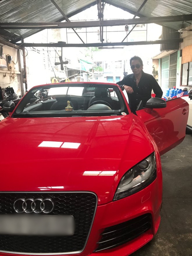Một chiếc xe khác rất được ông yêu thích là Audi TT 2 chỗ mui trần màu đỏ. Mẫu xe ra mắt tại triển lãm Paris Motor Show 2014 với giá từ 37.900 EUR, tương đương 48.728 USD.