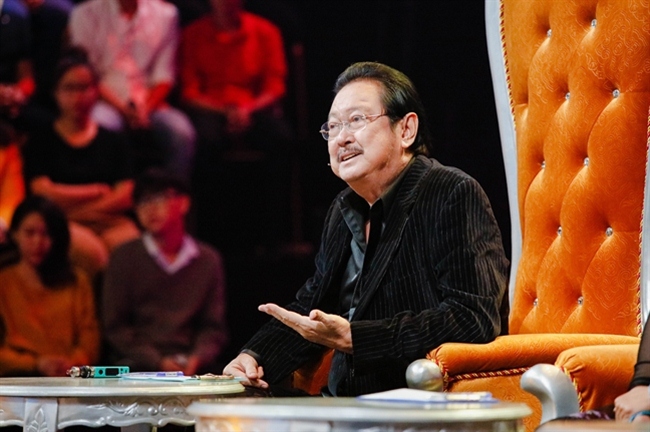 Chánh Tín ngồi ghế giám khảo trong chương trình &#34;Hãy nghe tôi hát&#34; cùng danh ca Phương Dung, ca sĩ Thái Châu. Ở tuổi U70, nghệ sĩ gạo cội chỉ mong được sống bình an, không lo lắng nợ nần.