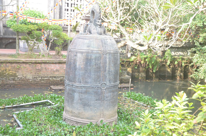 Trụ trì chùa kể về “báu vật” nặng 9 tấn nằm giữa hồ nước ở Nam Định - 1