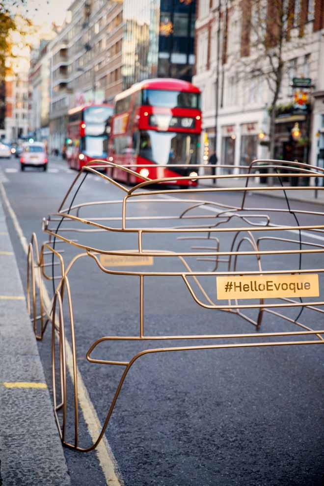 Land Rover trưng bày mô hình Evoque 2019 thế hệ mới trên phố - 3