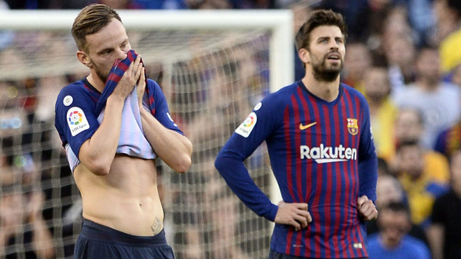 Barca thua sốc loạn phòng thay đồ: Messi bất lực với Pique - 2