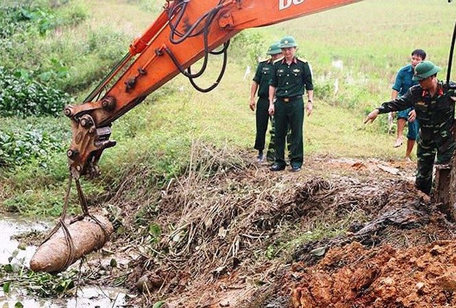 Kinh hãi phát hiện quả bom nặng 300kg khi đang nạo vét kênh - 1