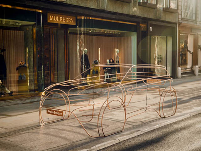 Ô tô - Land Rover trưng bày mô hình Evoque 2019 thế hệ mới trên phố