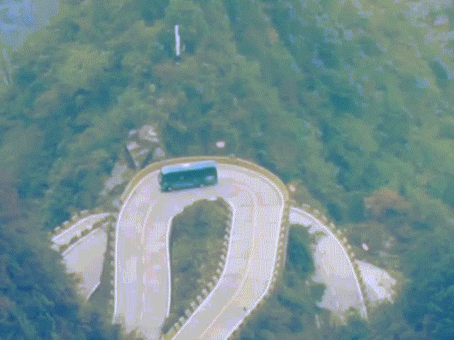 Thót tim tuyến đường 99 khúc cua dẫn đến ”cổng trời” ở Trung Quốc