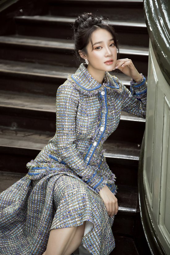Nhã Phương khoe nét đẹp viên mãn với đầm cổ điển - 9