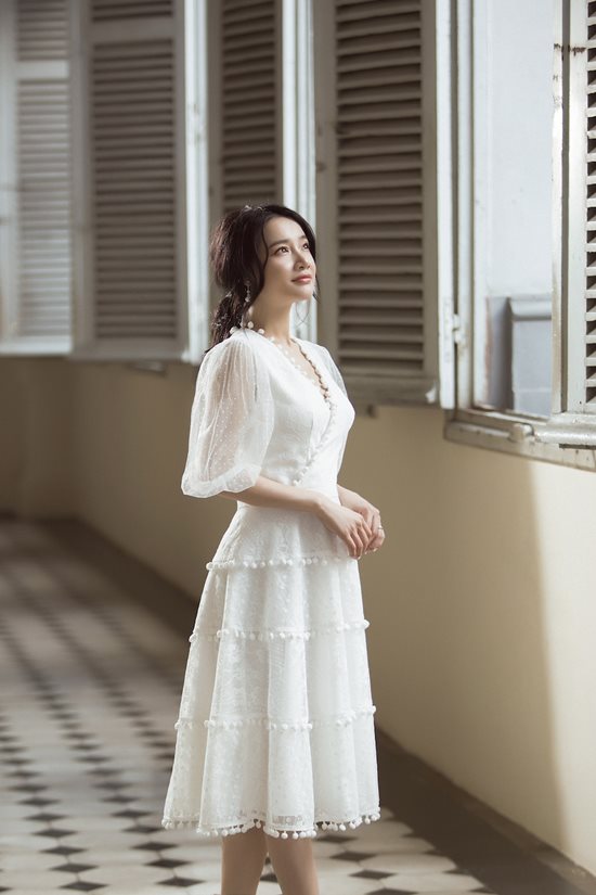 Nhã Phương khoe nét đẹp viên mãn với đầm cổ điển - 5