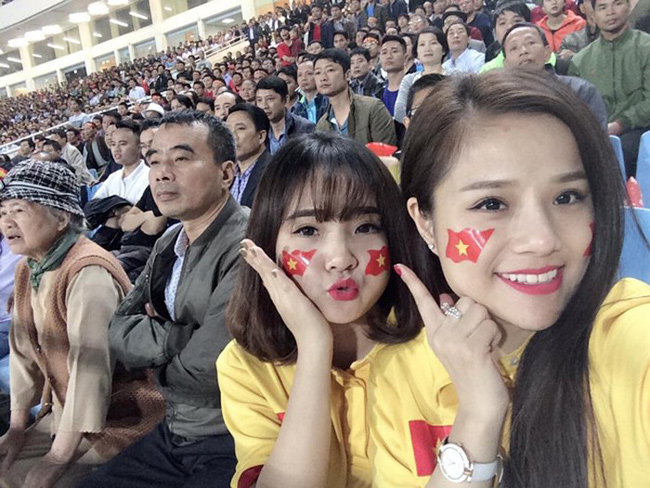 Trong giải đấu AFF Cup 2016, hai nữ cổ động viên Việt Nam được chú ý nhất trên khán đài chính là cặp đôi chị em họ Võ Thương và Phạm Xuân. Trong đó, cô chị Võ Thị Thương (thường gọi Thương Võ) là ca sĩ tự do, từng tham gia The Voice.