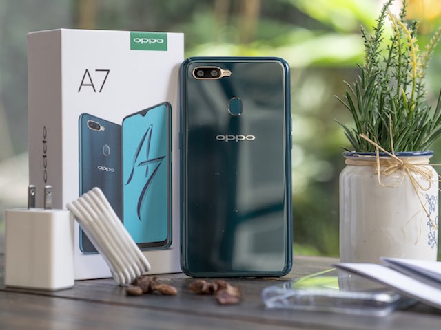 Thời trang Hi-tech - Ảnh thực tế Oppo A7 xanh lam ngọc và vàng hoàng kim, giá 5,99 triệu đồng