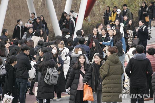 Chùm ảnh kỳ thi đại học cực kỳ căng thẳng ở Hàn Quốc - 2